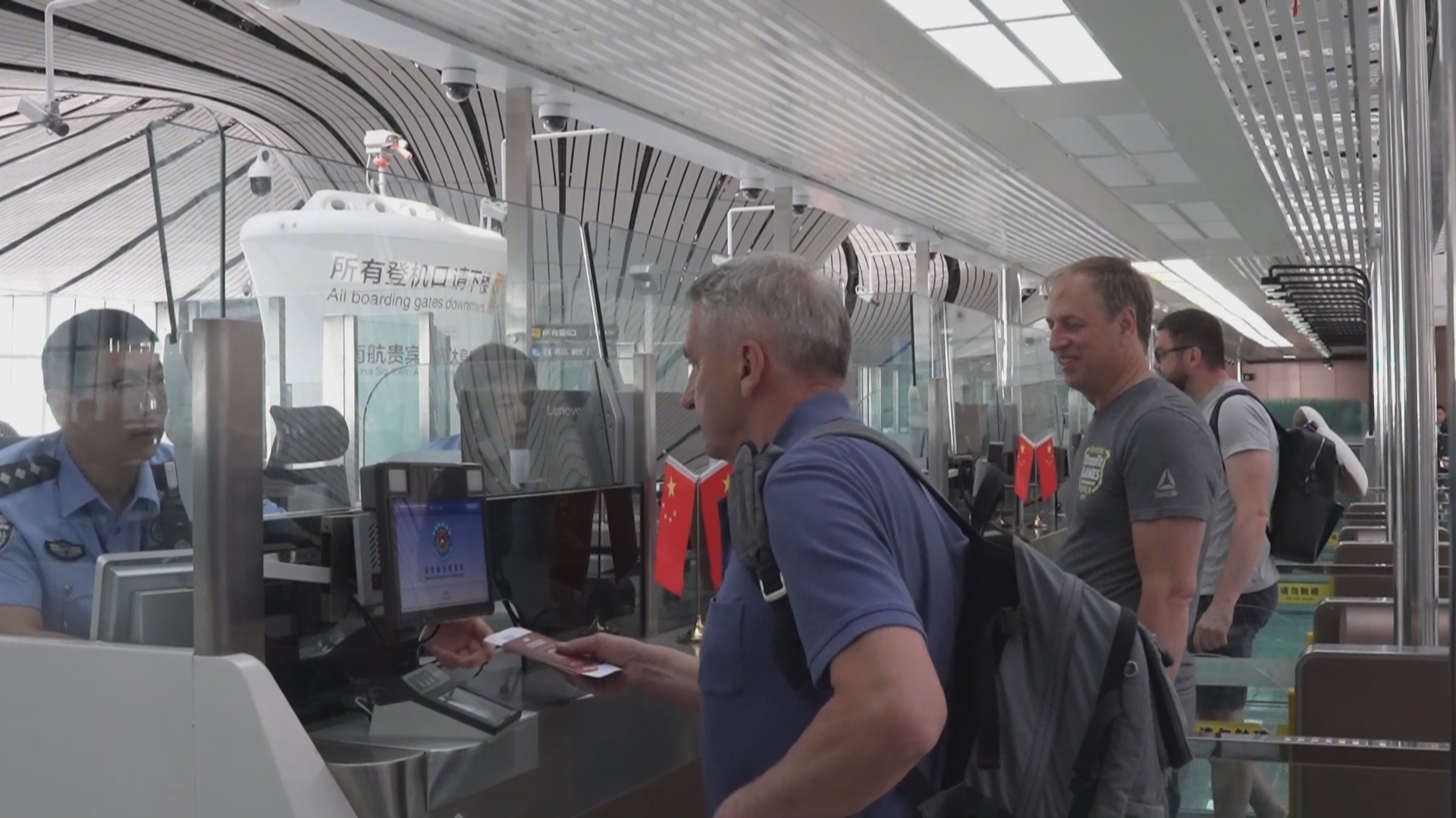 北京口岸本年度出入境人员数量突破1400万人次