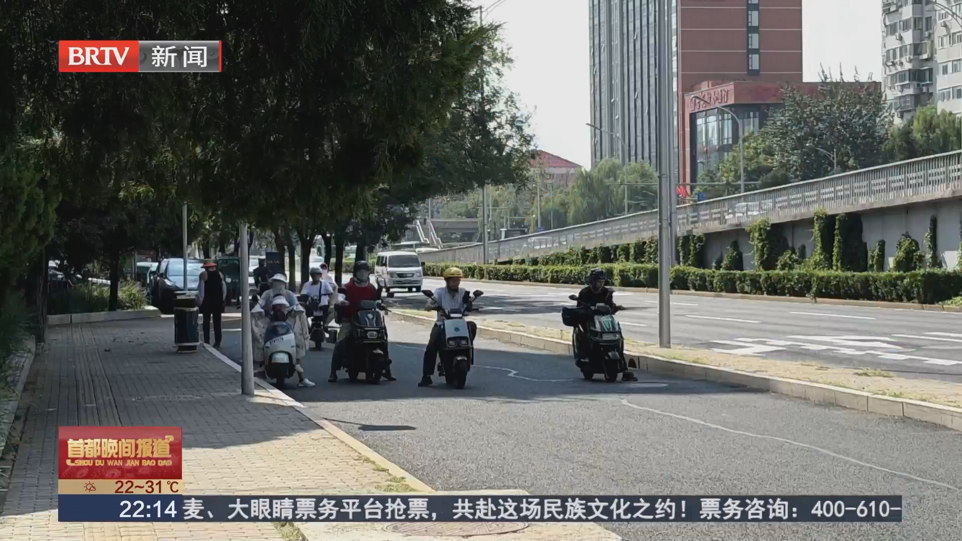 路口树荫“断档” 小小遮阳棚派上大用场