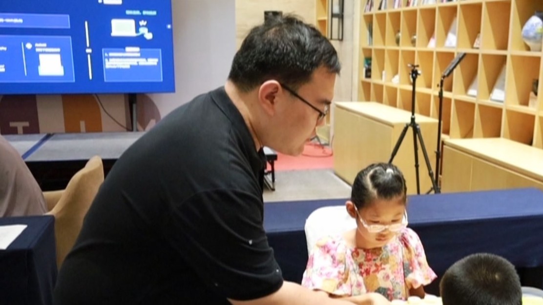 楚河汉界“风云再起” 象棋小将挑战大师
