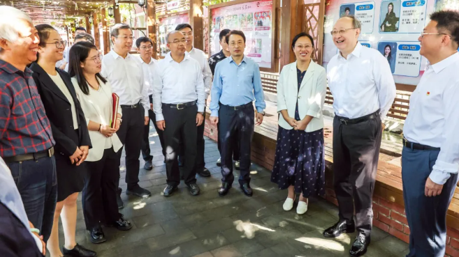 尹力在教师节来临之际到学校幼儿园调研并看望慰问教师 尹力在教师节来临之际到学校幼儿园调研并看望慰问教师