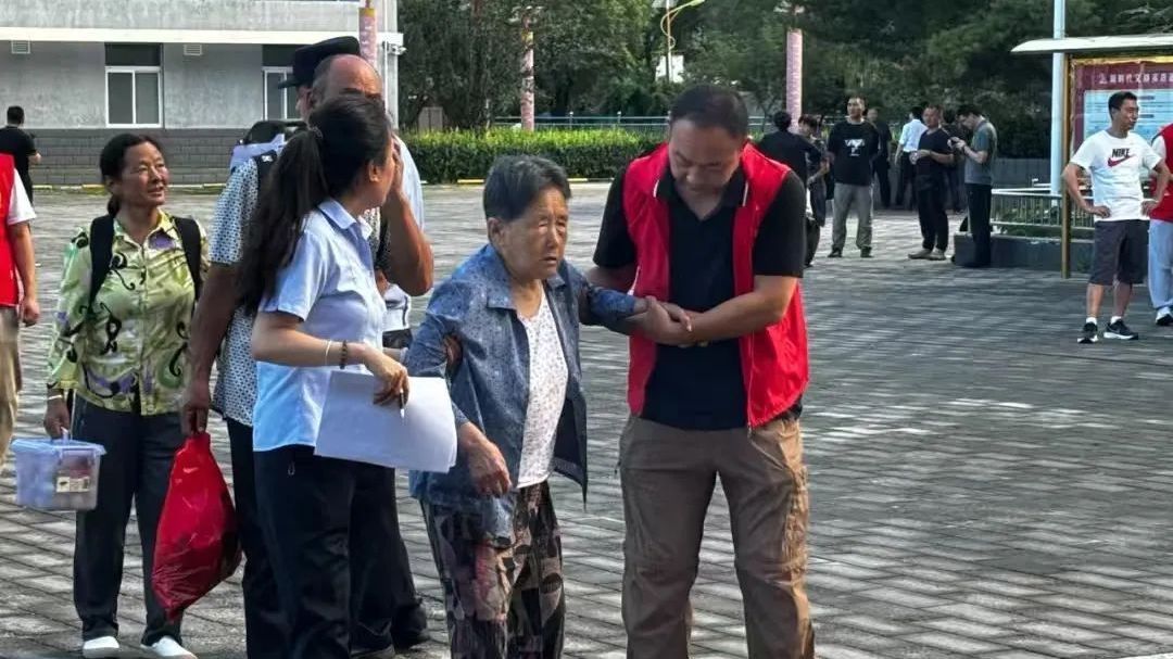 “党建红”托起集中安置点“暖心家”