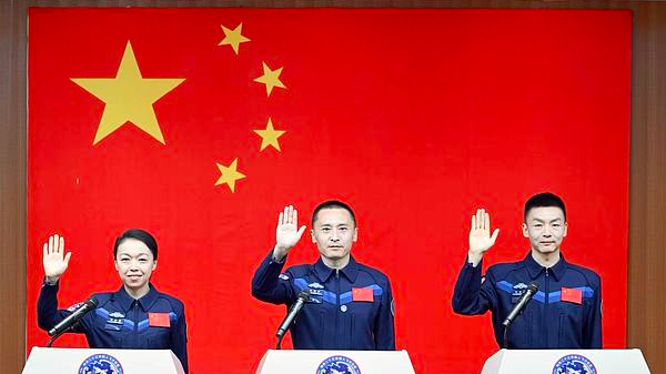 出发！朱杨柱、张志远、黎家盈三名航天员领命出征