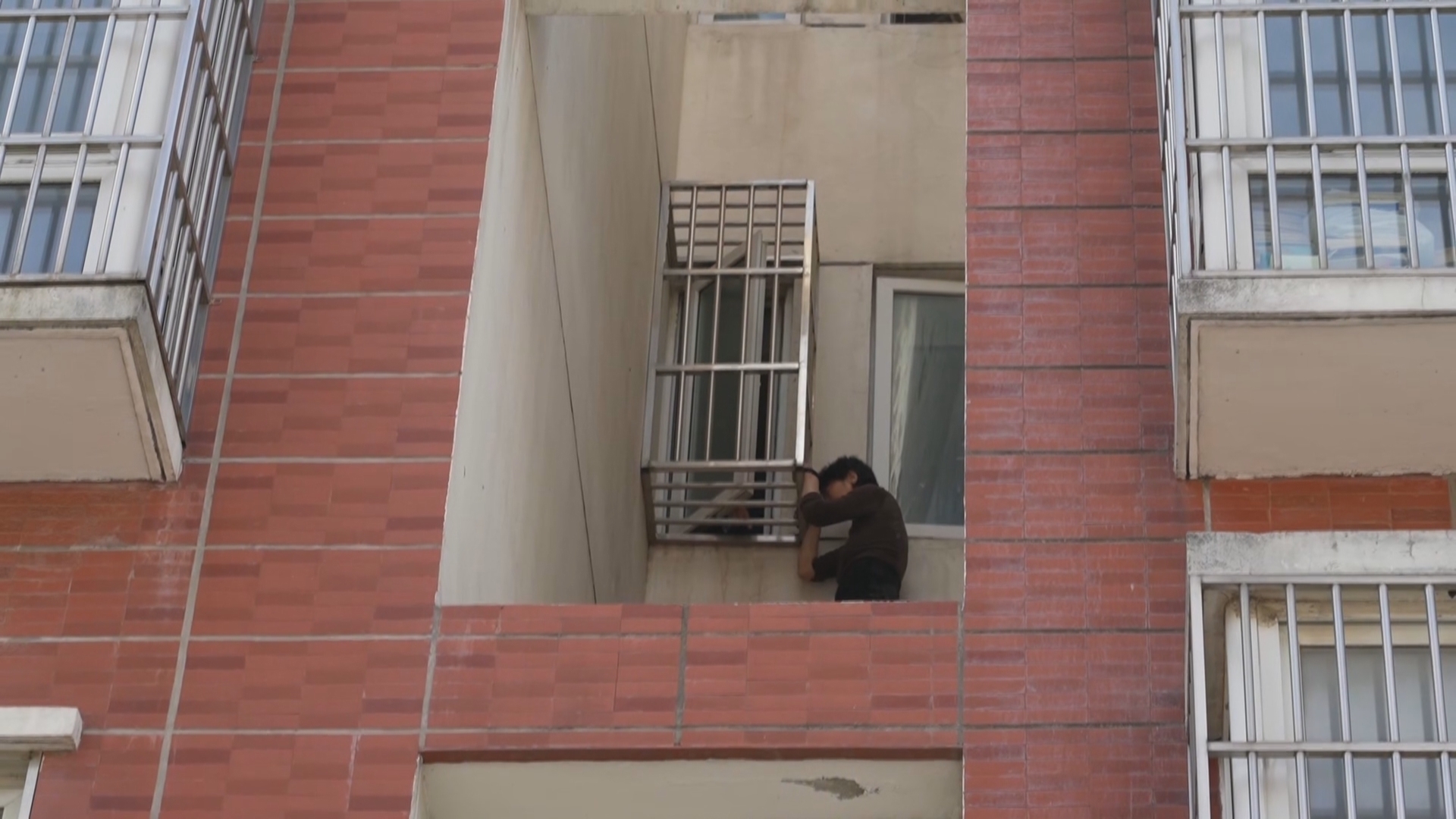 女子失足被困四楼防盗窗外 多方合力安全营救 女子失足被困四楼防盗窗外 多方合力安全营救