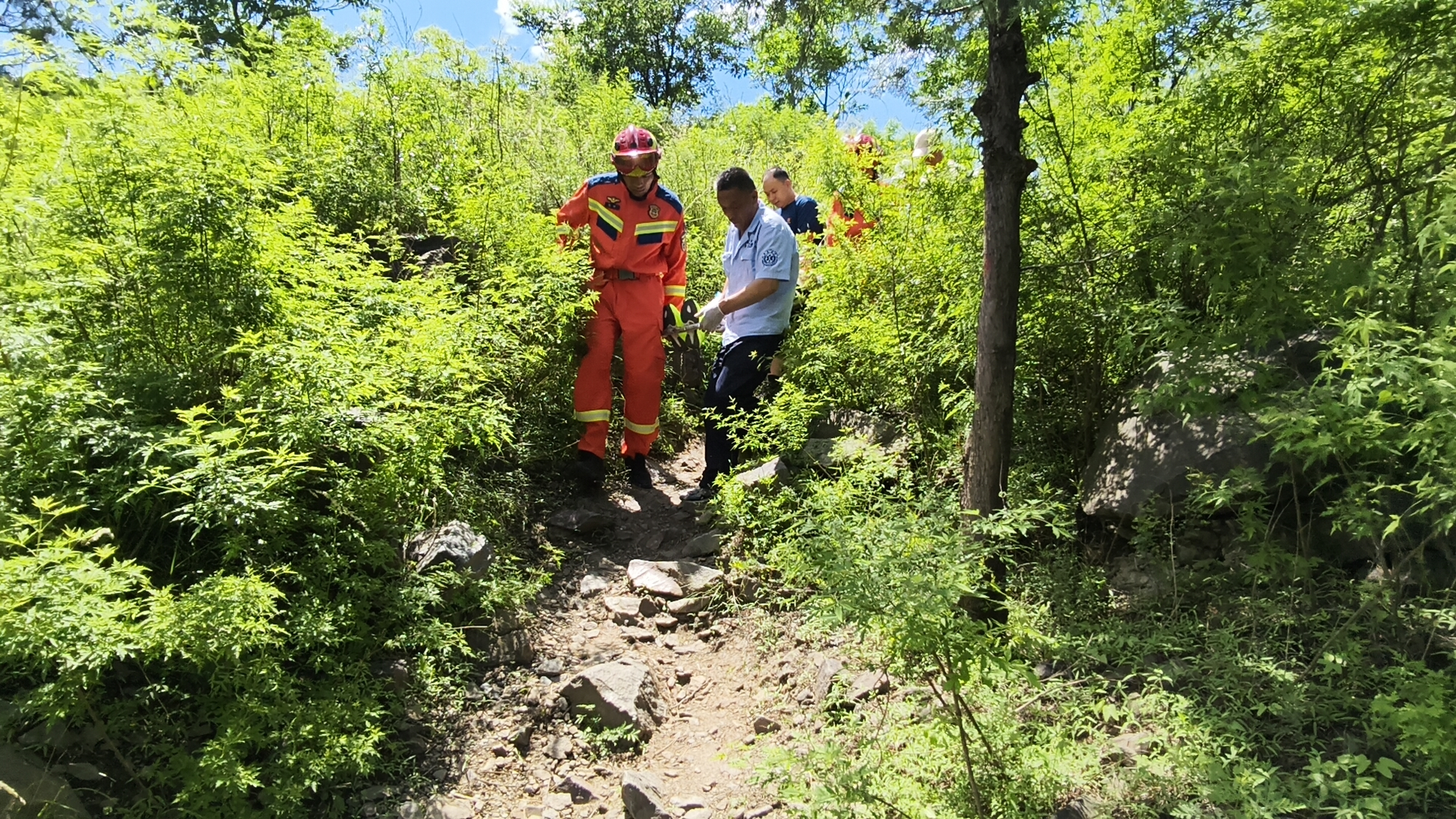 门头沟门潭古道一老人爬山突发晕厥,消防员接力抬担架成功救援 门头沟门潭古道一老人爬山突发晕厥,消防员接力抬担架成功救援