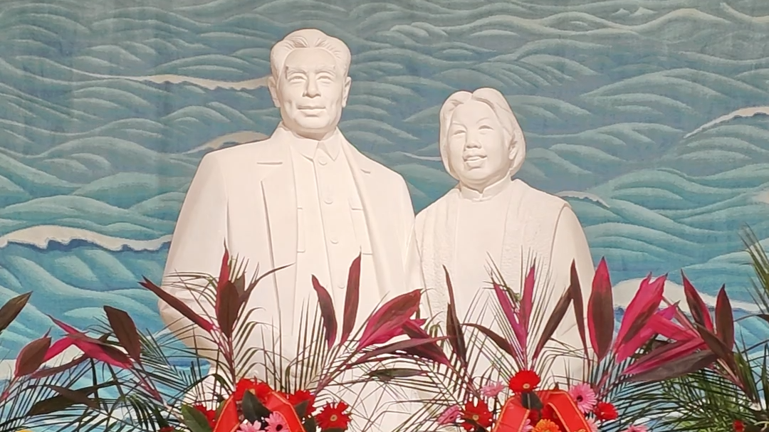 纪念周恩来总理逝世50周年 周恩来侄辈六人在纪念馆献上花篮_北京时间