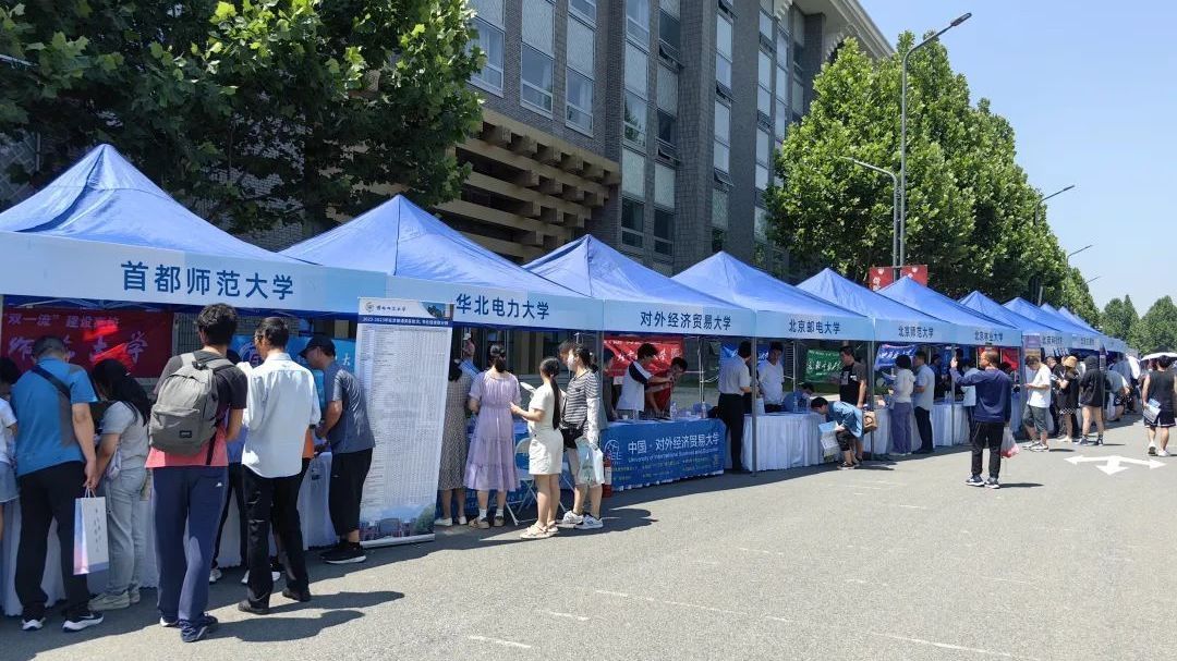 填报高考志愿成热门生意!家长为什么愿意花重金找“张雪峰”们? 填报高考志愿成热门生意!家长为什么愿意花重金找“张雪峰”们?