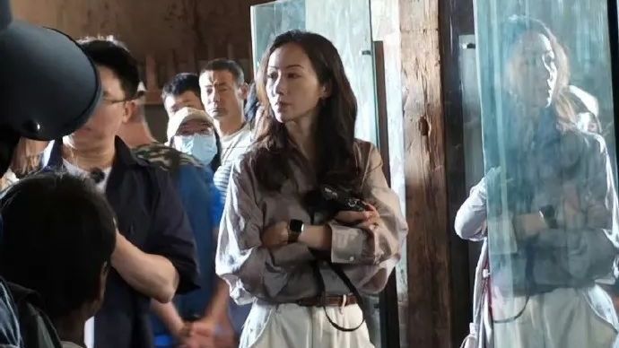 韩雪团队被曝在千年古建用强光灯拍摄,景区回应 韩雪团队被曝在千年古建用强光灯拍摄,景区回应