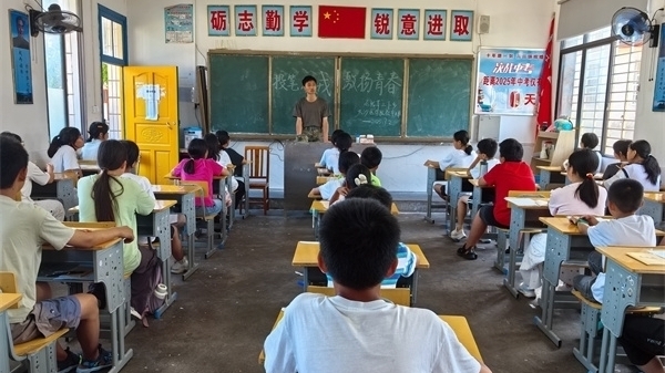 雷锋家乡湖南望城高校开展“三下乡”学雷锋社会实践活动