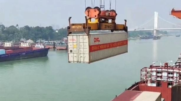 首条“珠江—西江两江速航穿梭巴士”在广西贵港码头开通 首条“珠江—西江两江速航穿梭巴士”在广西贵港码头开通