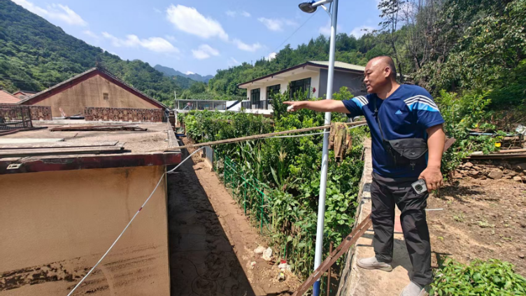 党旗在基层一线高高飘扬丨他深夜往返十多次,转移村民上山梁 党旗在基层一线高高飘扬丨他深夜往返十多次,转移村民上山梁