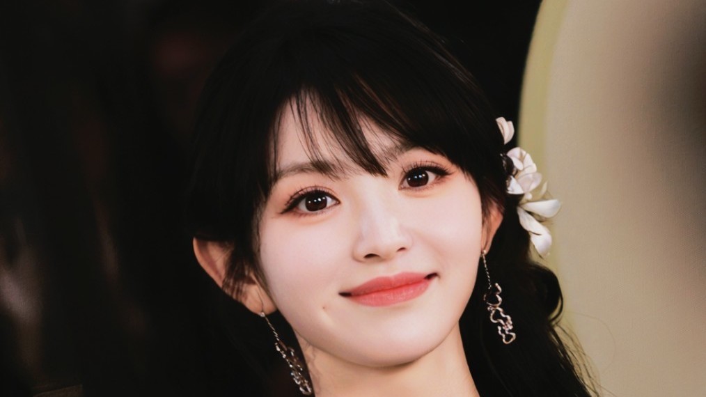 田曦薇现身线下品牌活动，侧马尾搭配新中式刺绣长裙，造型清新雅致