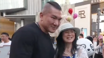 女士和台湾“馆长”合影后满心欢喜 由衷感谢对方为两岸发声