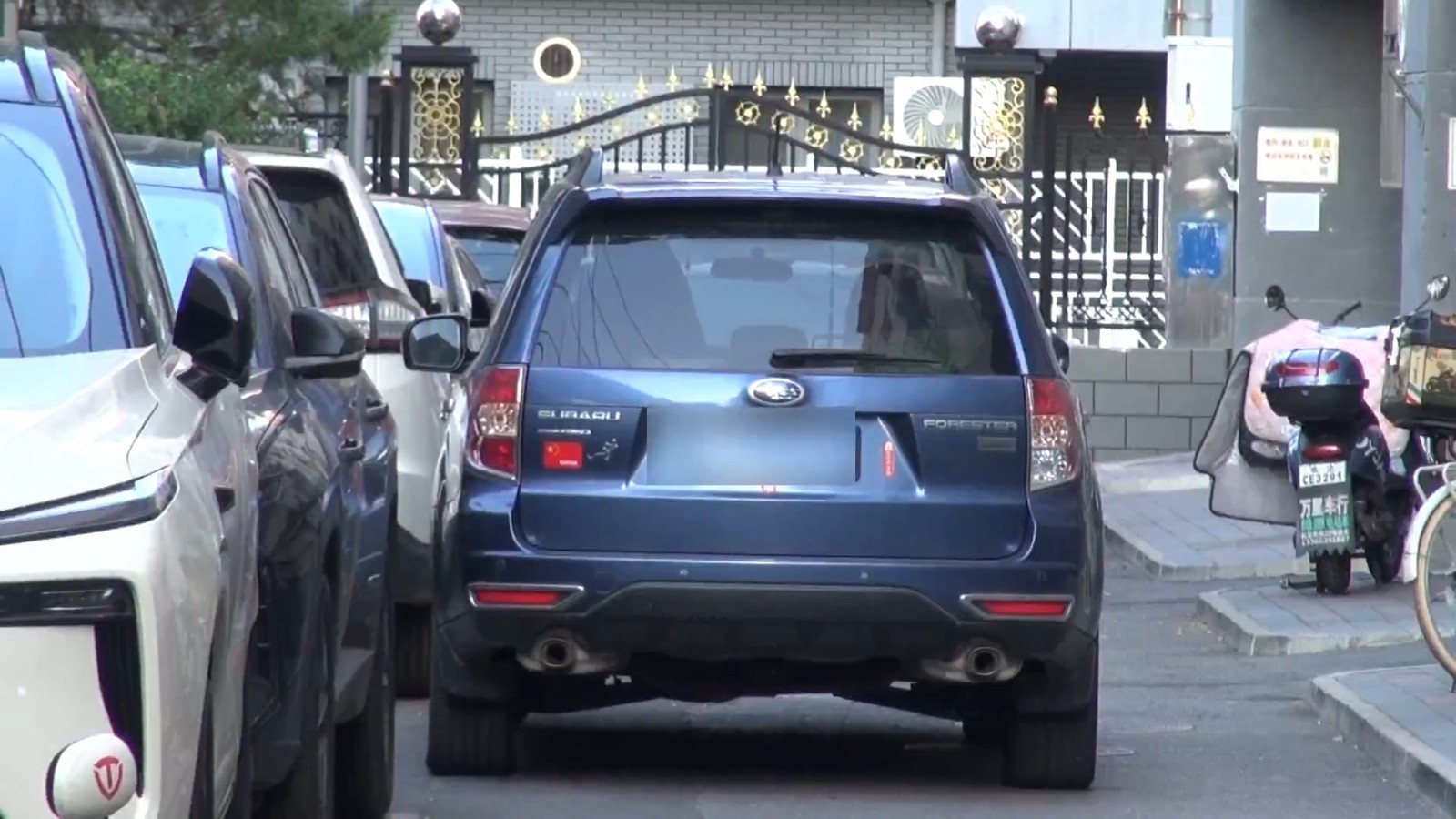 老旧小区停车生存指南：练就“挪车五六趟”的耐心！