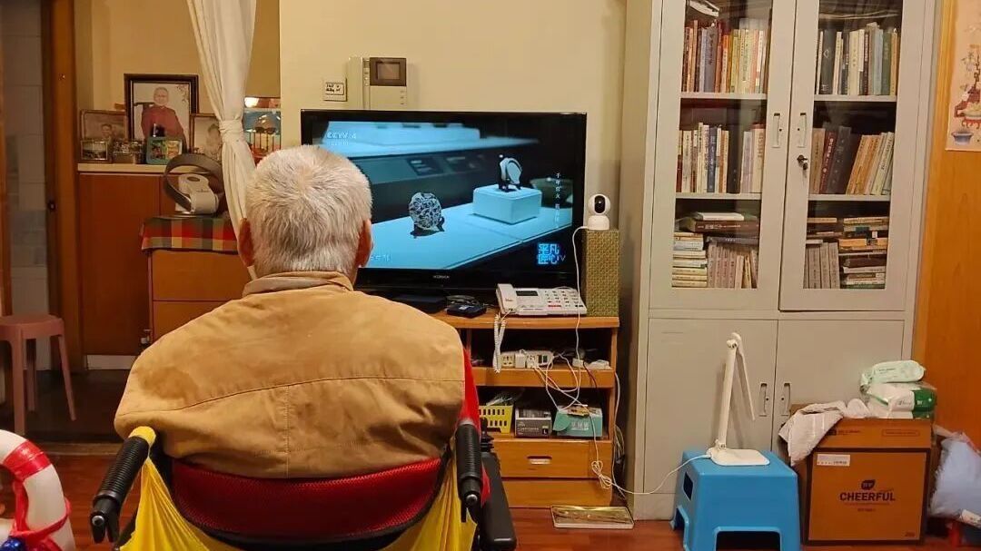 住家护工竟有前科！九旬学者被窃百万家当