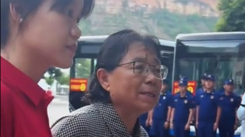 张桂梅与学校老师为晕车考生向民警求助
