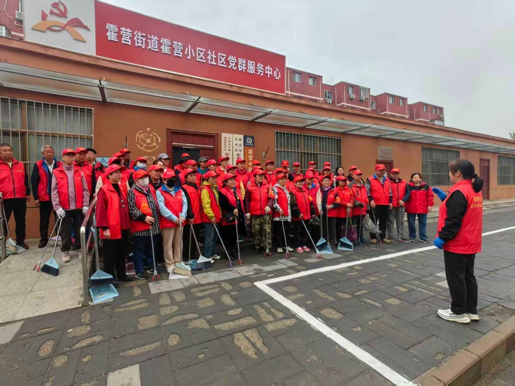 霍营小区社区党员志愿者齐参与 环境治理见成效 霍营小区社区党员志愿者齐参与 环境治理见成效