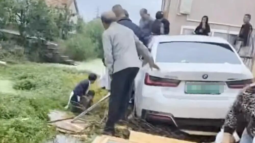 江苏一白色宝马冲进丧事现场，多人受伤，有人从河里被救出，当地回应：事发时村民正在搭棚吃饭