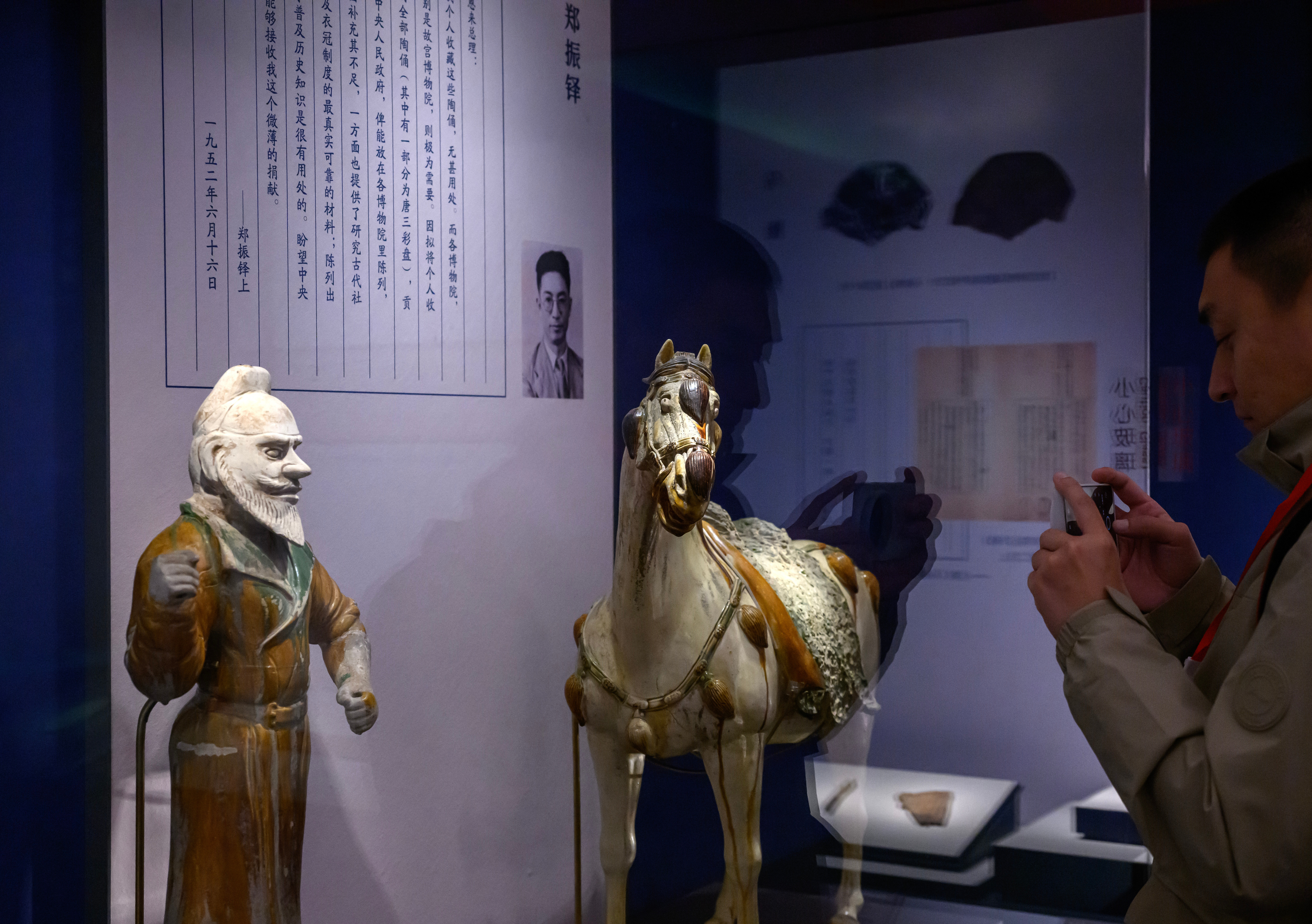 故宫博物院新展汇集百余捐献文物