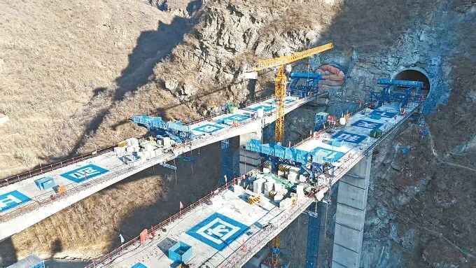 北京房山：“云端高速”首隧贯通首桥合龙