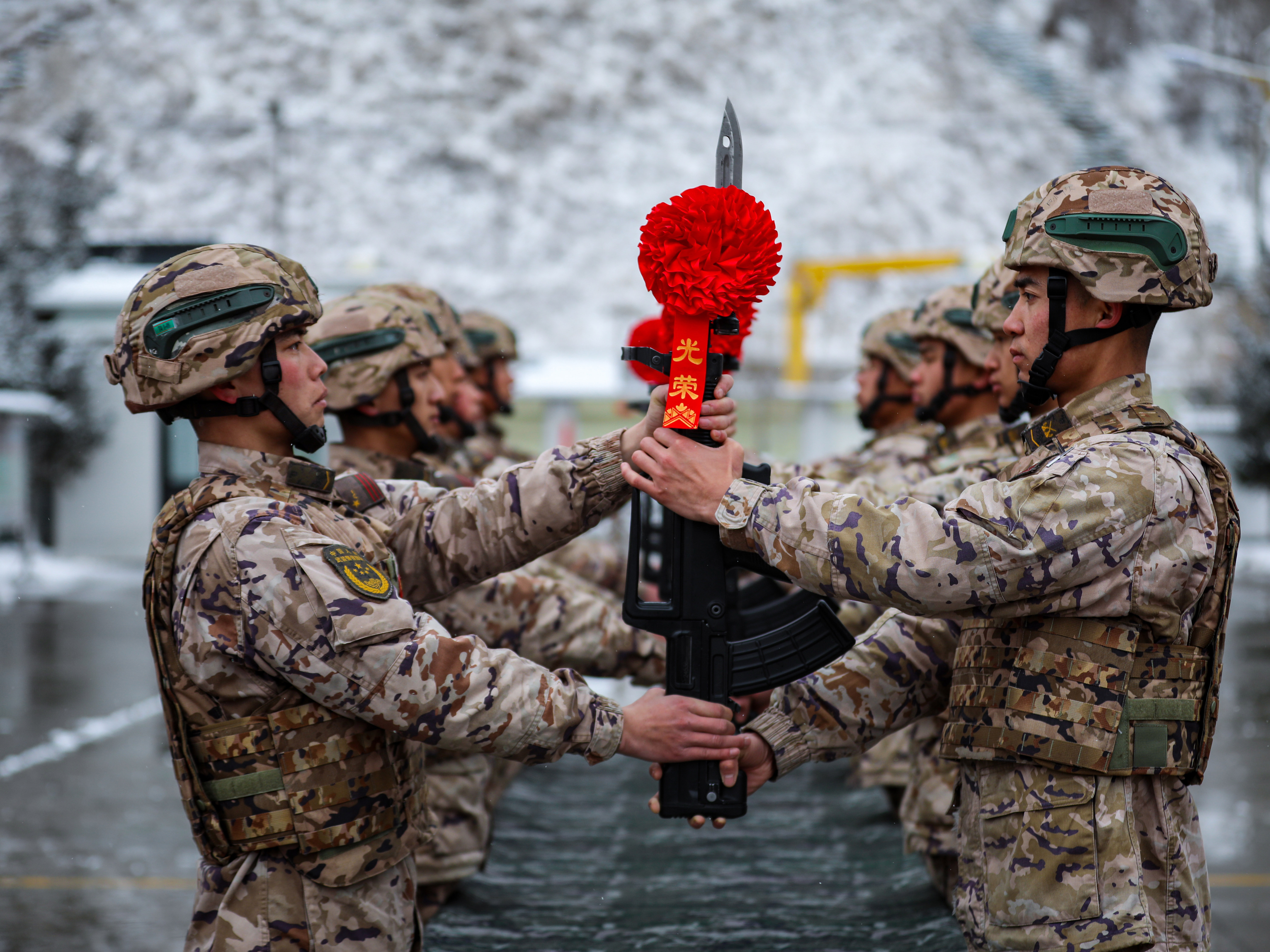 接过钢枪,扛起责任——授枪仪式点燃热血誓言 接过钢枪,扛起责任——授枪仪式点燃热血誓言