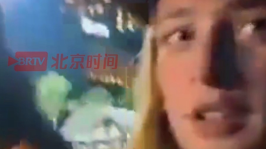 印度男子在海滩骚扰女游客 葡萄牙女主播怒怼骚扰者