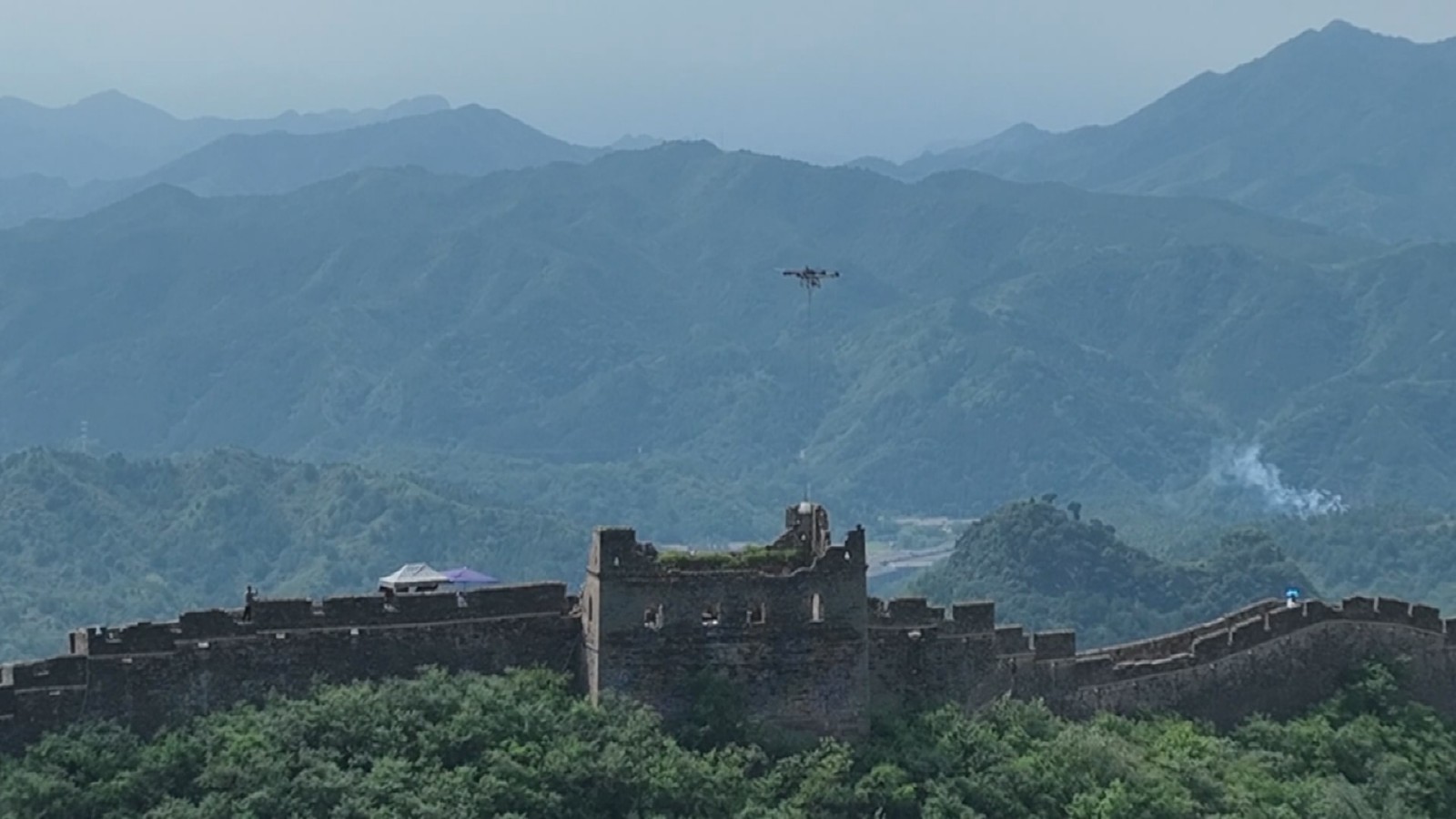 首次使用无人机对金山岭长城进行保护修缮 首次使用无人机对金山岭长城进行保护修缮