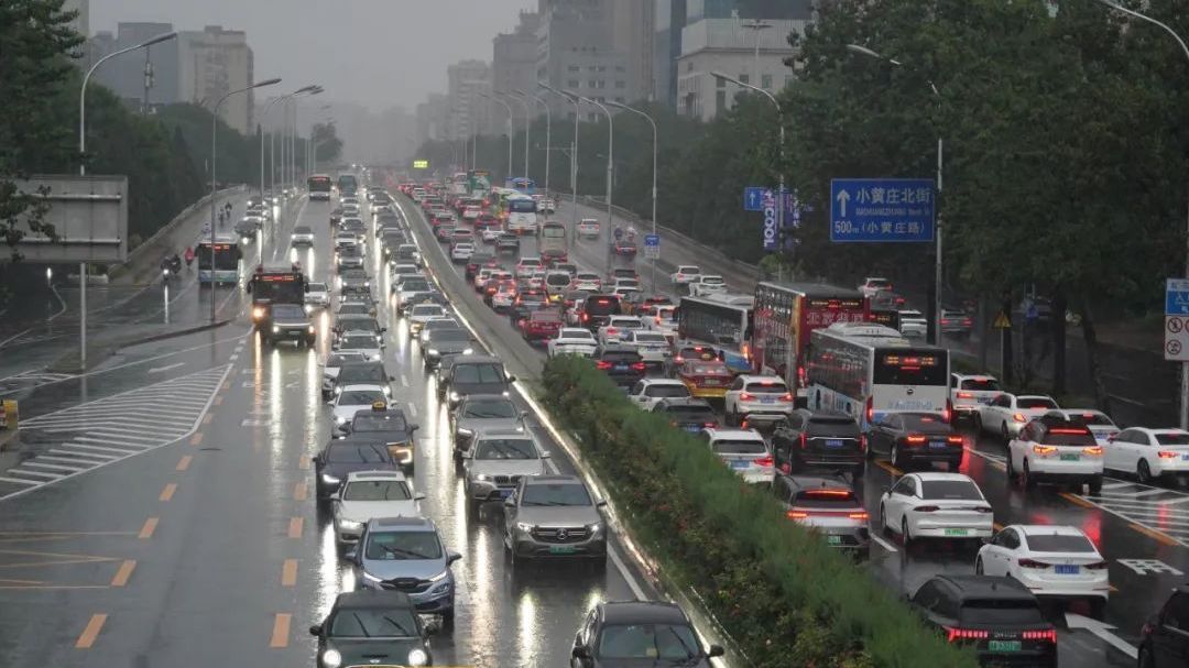 暑期少见，严重拥堵！雨还在下，预计下午雨停