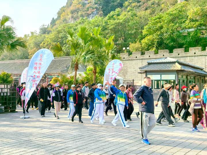 赏景、健身两不误,千余人居庸关长城登高!_北京时间
