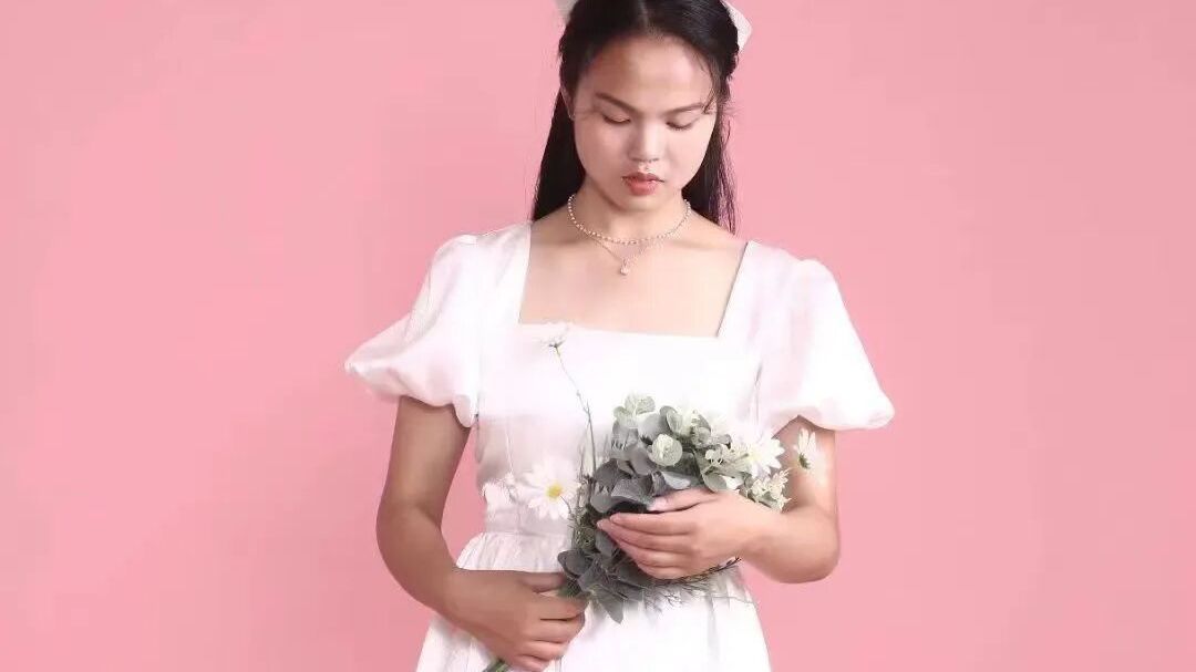 地铁上默默擦血的女孩找到了，她的故事比你想象更让人心疼……