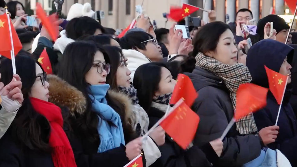 5.1万人齐聚天安门广场 共同见证五星红旗与新年太阳一同升起 5.1万人齐聚天安门广场 共同见证五星红旗与新年太阳一同升起