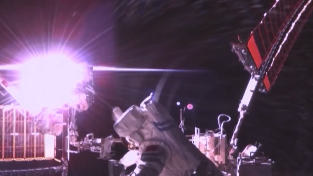 神舟二十一号乘组圆满完成第三次出舱，乘组在轨驻留时间延长约1个月