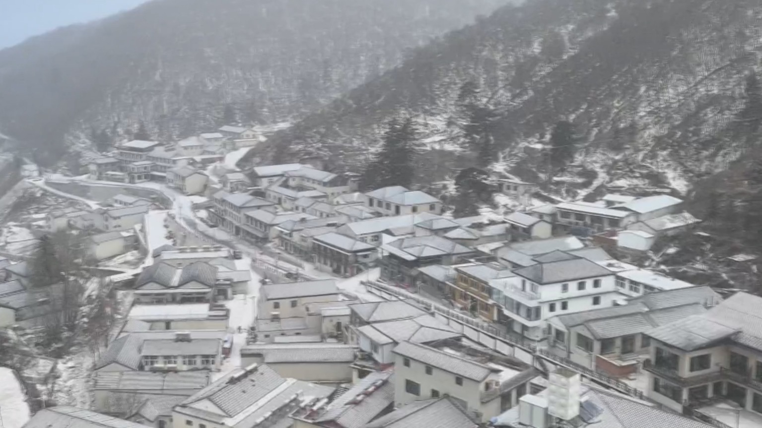 大雪节气 清水镇江水河村漫天飞雪