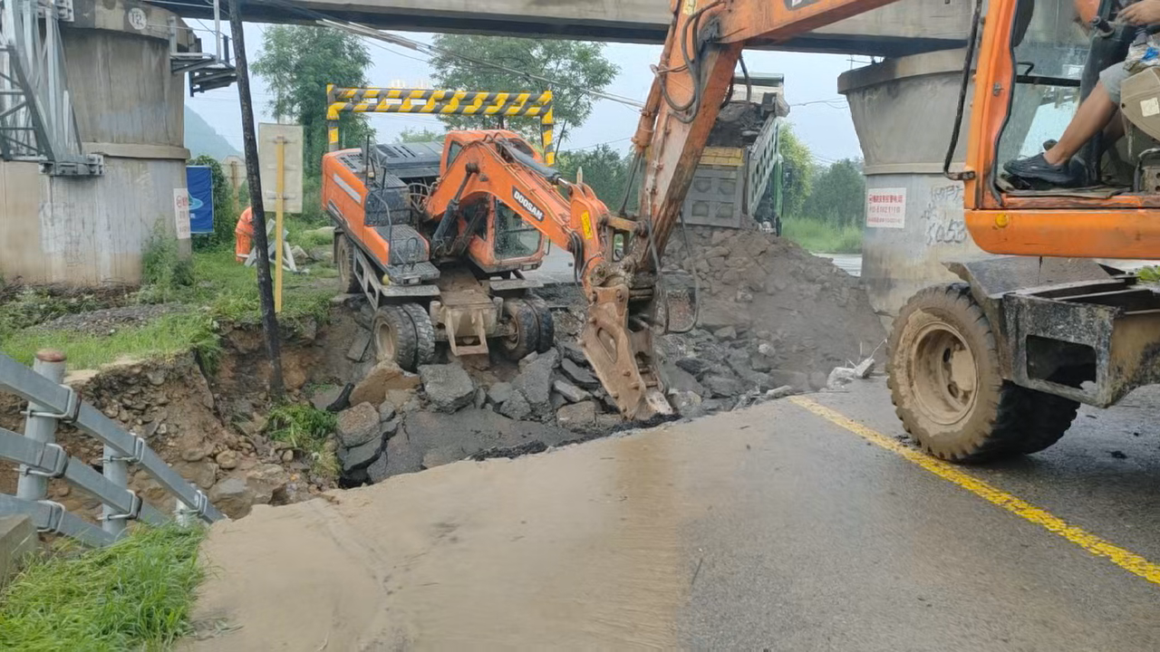 记者直击密云区暴雨后道路抢修 200余名工人 100多套机械正在全力作业
