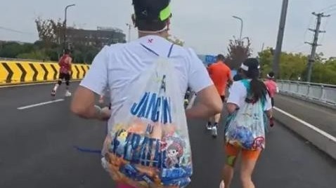 参赛还是进货？苏州马拉松两选手被曝拿走大量补给，组委会回应