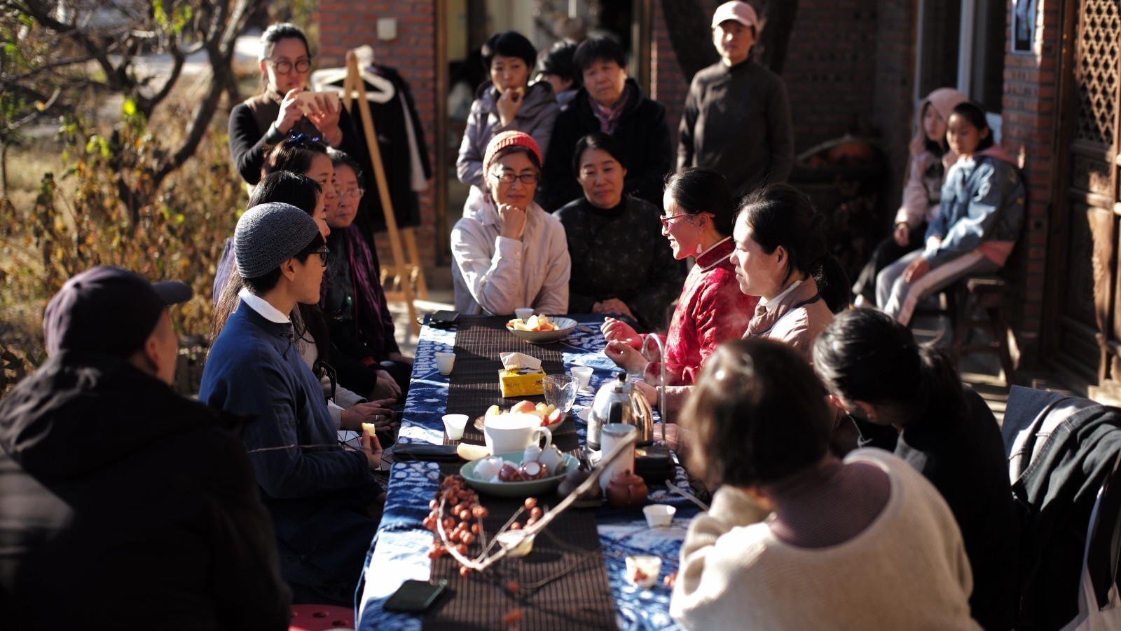 若尘:在传统服饰里绣出的热爱与坚守(上)丨百姓生活故事 若尘:在传统服饰里绣出的热爱与坚守(上)丨百姓生活故事