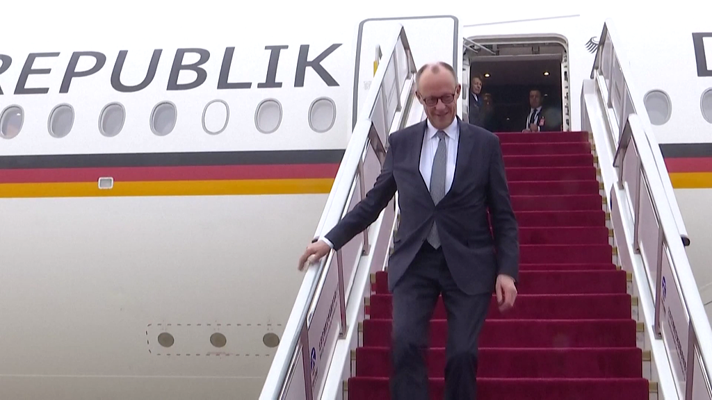 德国总理默茨乘机抵京，开启任内首次访华