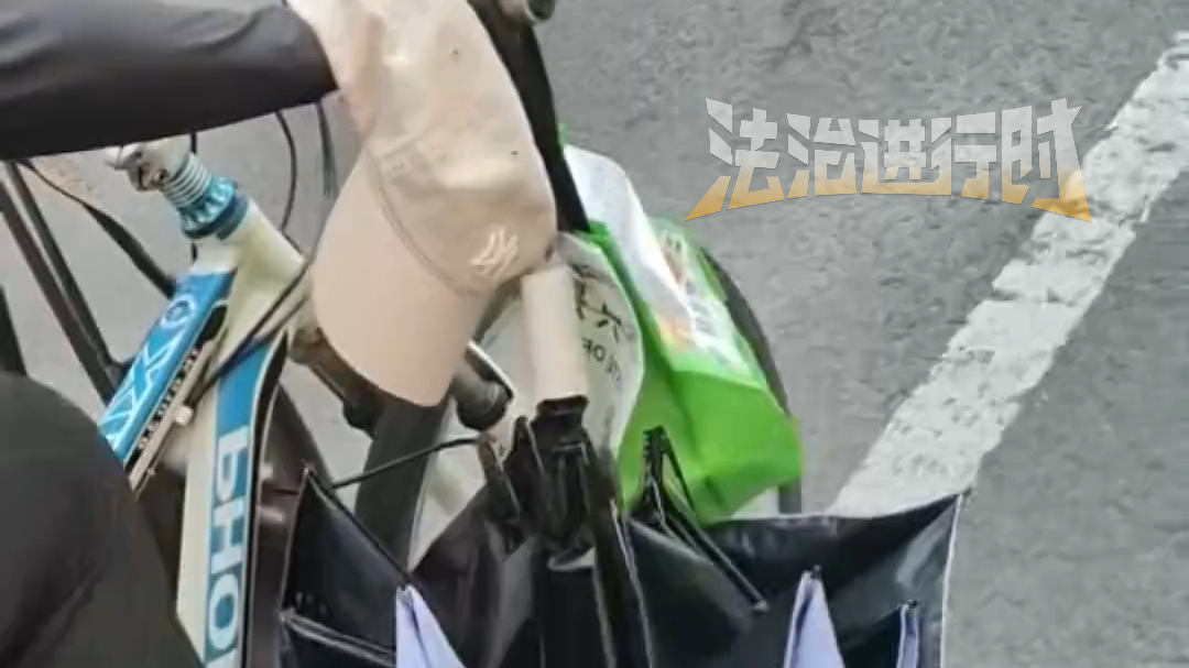 女子偷拿外卖骑车逃跑，外卖小哥追上后要求归还