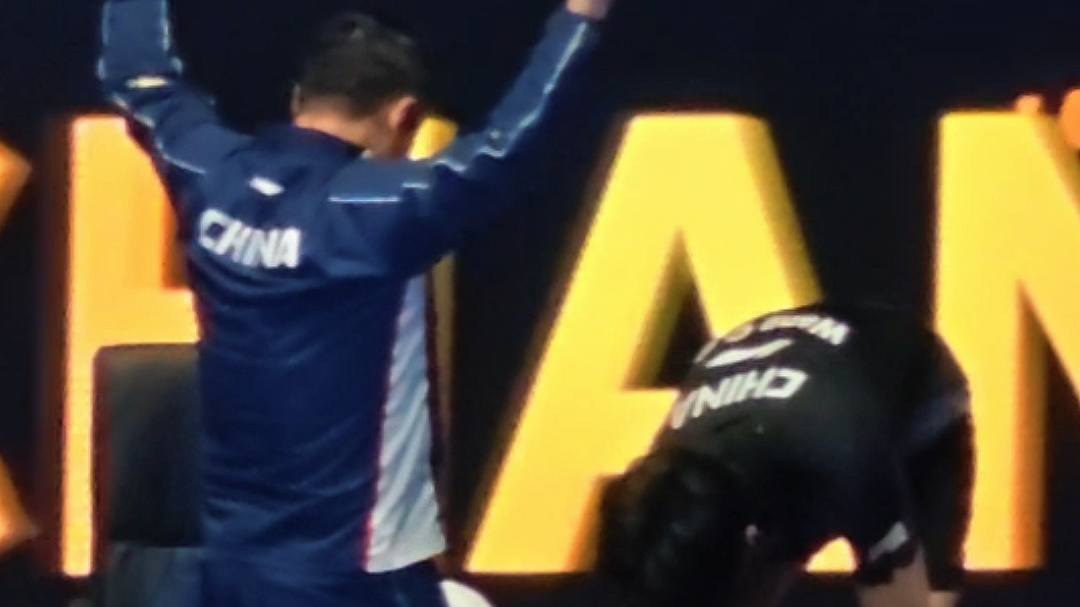 王楚钦强势卫冕男单金牌 王皓张开双臂示意全场尽情欢呼