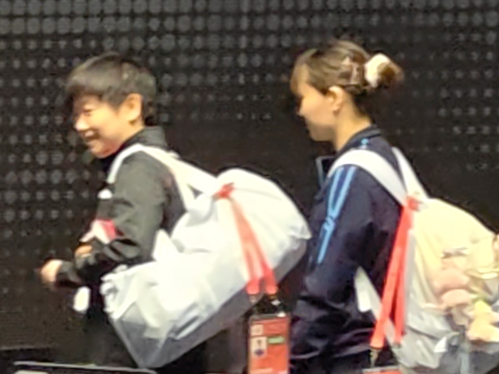 孙颖莎首秀对阵好友刘炜珊 二人笑着入场 孙颖莎首秀对阵好友刘炜珊 二人笑着入场