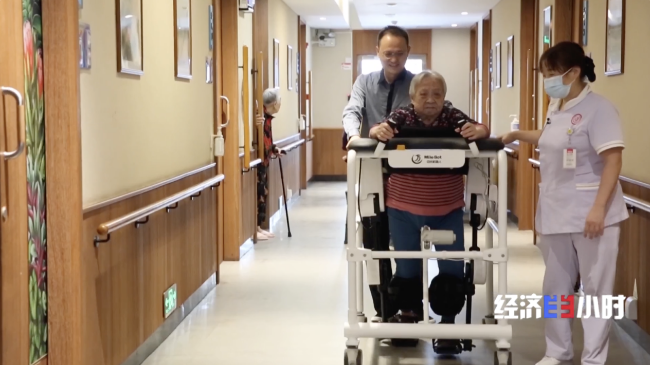 陪聊、助行、守护 养老机器人让照护更暖更智慧