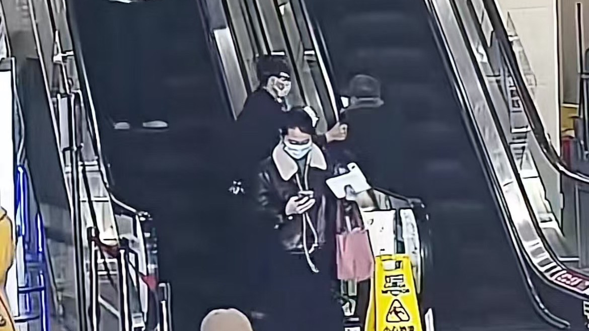 老人上扶梯时险些后仰摔倒幸好有他们