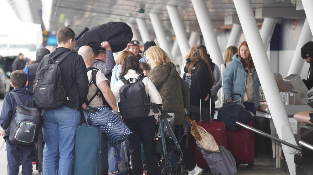 美国土安全部“停摆” 机场安检长队排到“怀疑人生” 美国土安全部“停摆” 机场安检长队排到“怀疑人生”