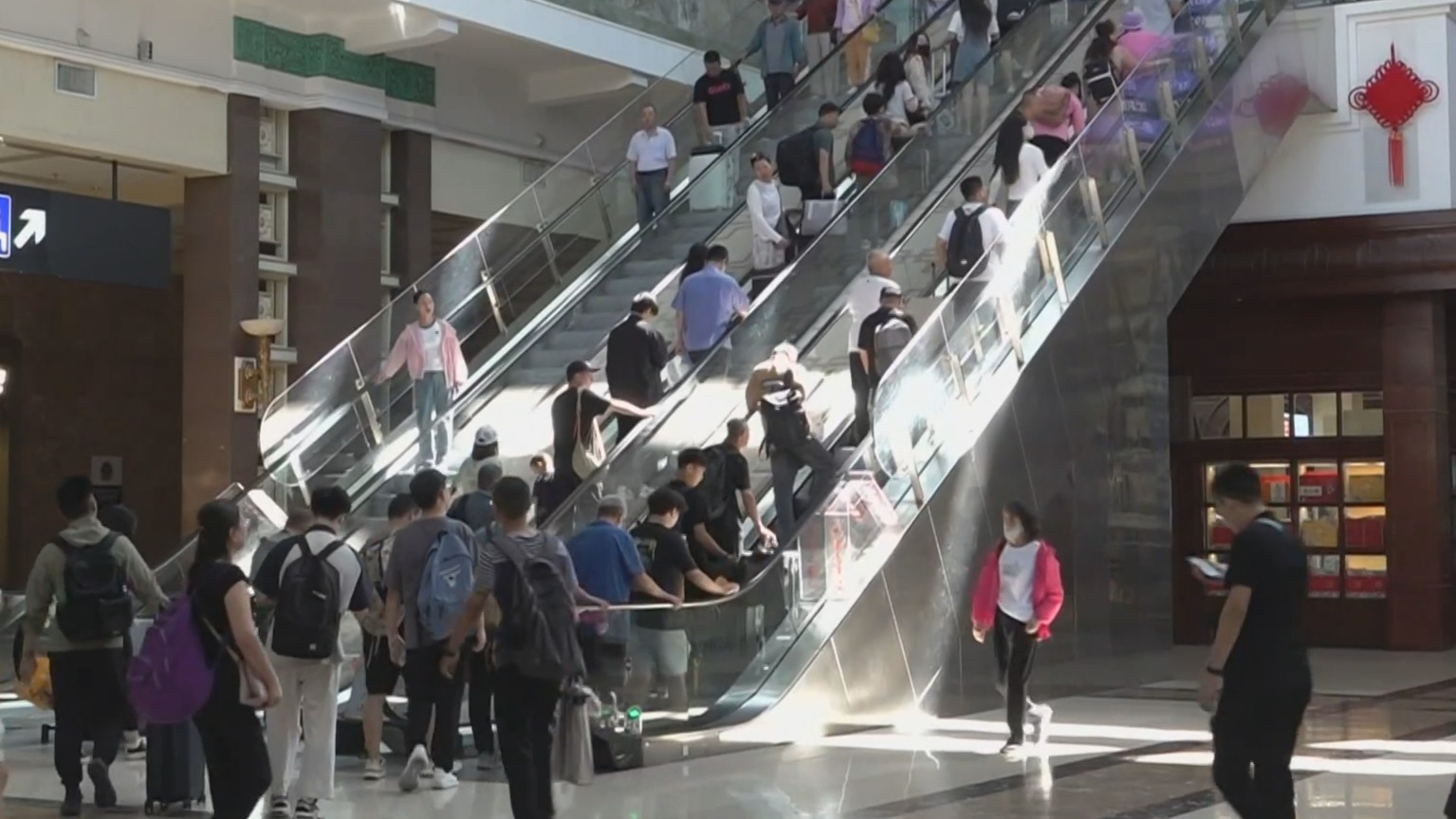北京乘警帮旅客找回百万元现金行李箱
