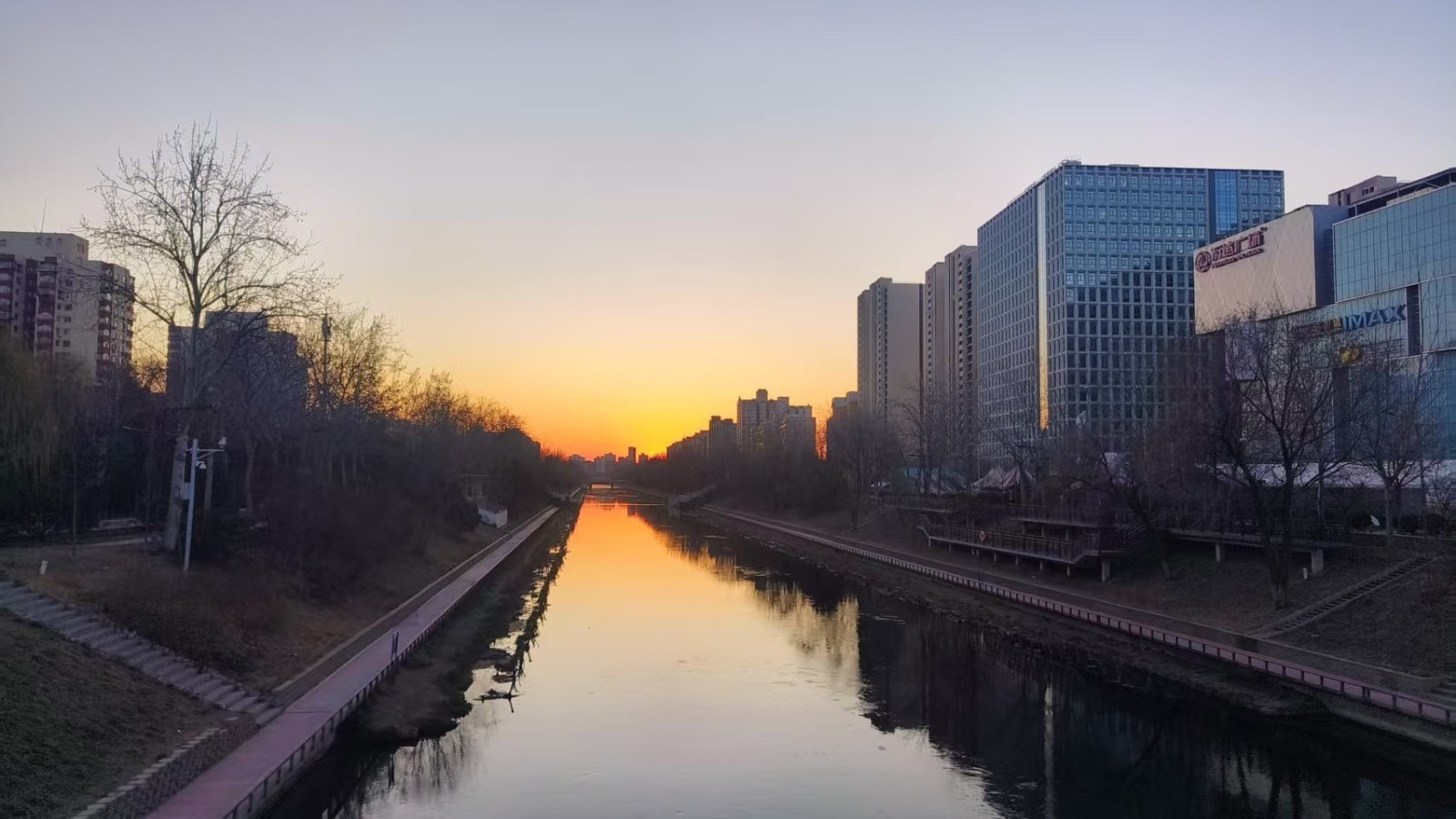 今天白天晴转多云 阵风五六级 最高气温25℃ 今天白天晴转多云 阵风五六级 最高气温25℃