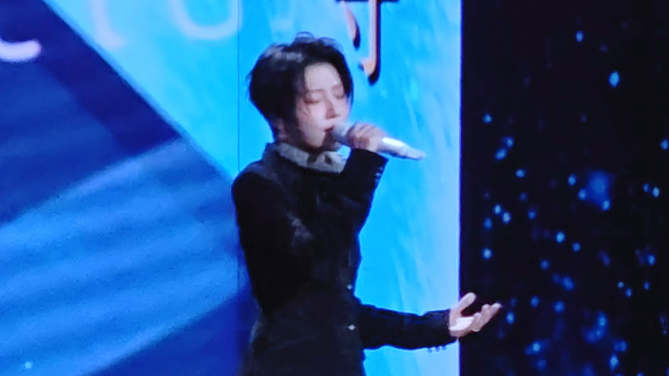 刘雨昕北京国际电影节开幕式舞台上再唱《忽然想起来》