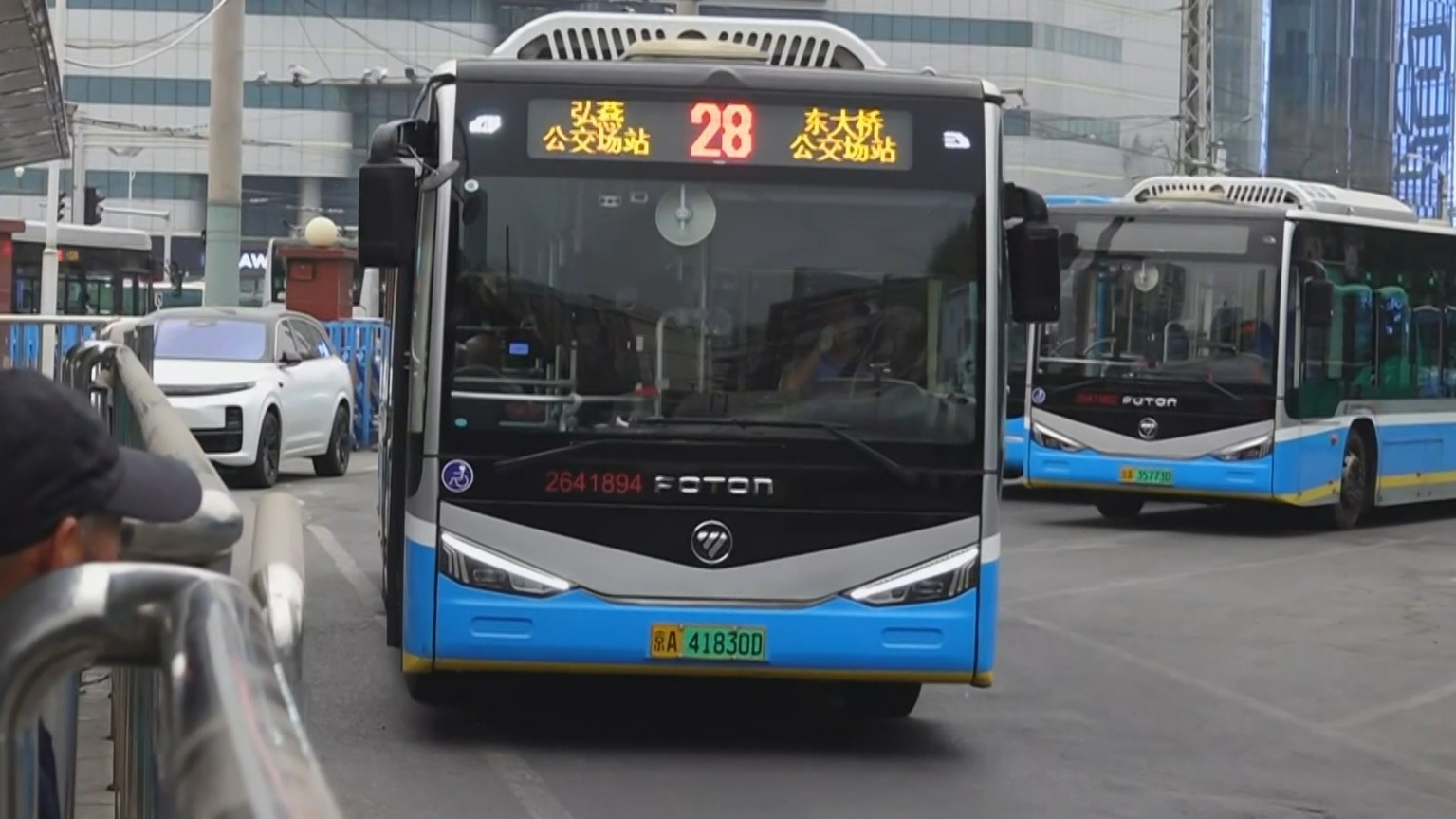 晚高峰地面公交客流平稳 不少市民选择错峰上下班 晚高峰地面公交客流平稳 不少市民选择错峰上下班