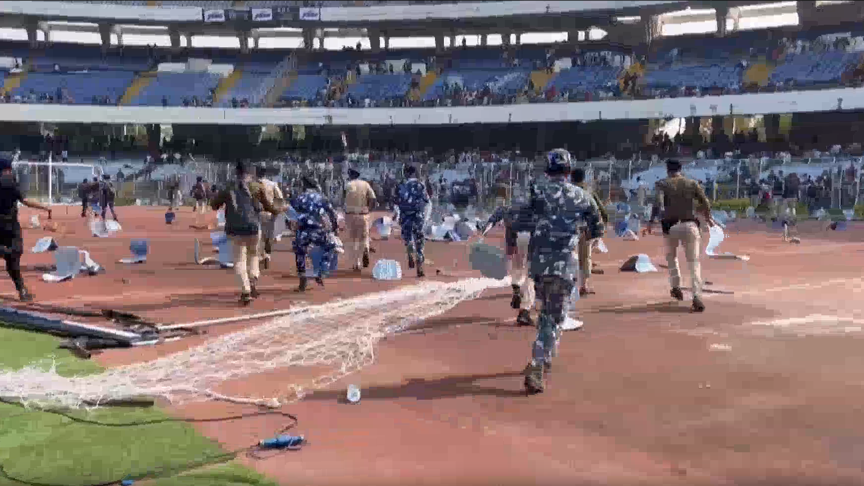 印度球迷不满梅西只待15分钟 暴怒砸场 印度球迷不满梅西只待15分钟 暴怒砸场