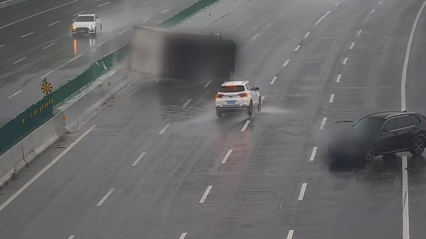 雨天车速超110km/h，失控大漂移怼翻货车！近期大范围降雨，开车牢记→