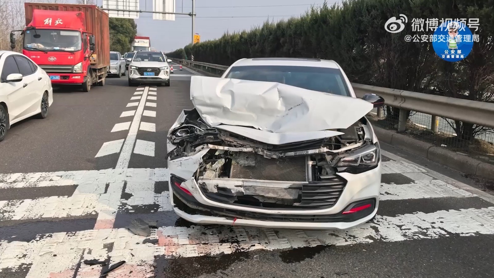 看撞成啥了!司机:“前车减速了,我反应不过来” 看撞成啥了!司机:“前车减速了,我反应不过来”