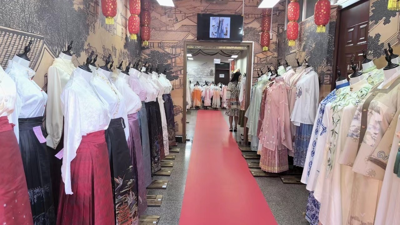 衣袂舞动国风扬！定陵景区汉服体验馆开放